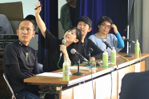地元住民らが登壇したパネル討論で、挙手する女性の写真