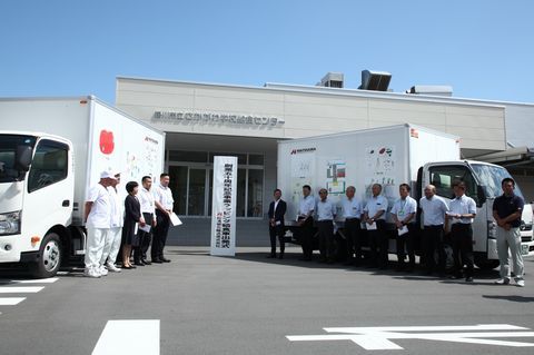 6月3日にさかがわ給食センターで行われた給食配送車の出発式の様子
