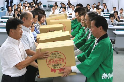 39回目を迎えた掛川茶振興協会から市内小中学校への掛川茶寄贈の様子