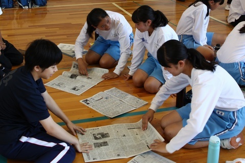 7月10日に横須賀高校体育館で行われた避難所運営体験で新聞紙のスリッパを作る生徒たち