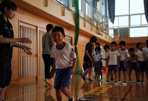 笑顔でプレスポ教室を体験する大坂小学校の児童ら