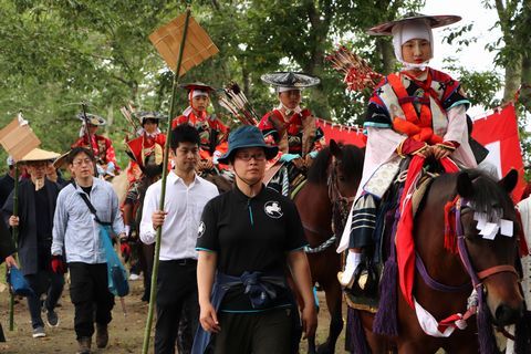 改元を記念して実施された垂木の祇園祭で馬に乗る騎馬武者役の子どもたち