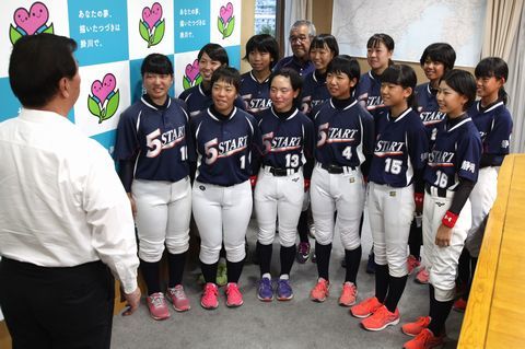 第19回全日本中学生女子ソフトボール大会に出場する女子中学生ソフトチーム「5START（ファイブスタート）」のメンバーたち