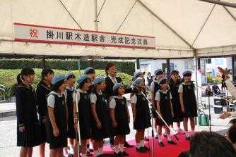 「この街に新幹線がやってきた」を歌う掛川少年少女合唱団と榛葉昌寛さん