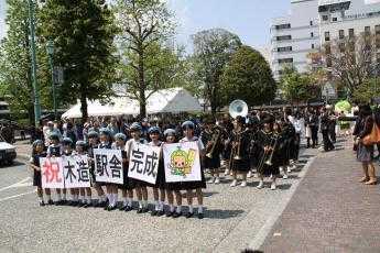 掛川北中吹奏楽部によるパレードと「祝木造駅舎完成」のプレートを持った生徒たち
