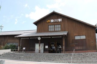 昔の面影が残る、平成24年の掛川駅木造駅舎の外観