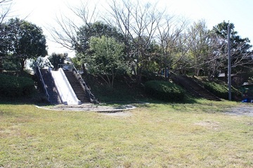 葛ヶ丘公園 大きい滑り台の様子