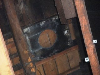 東側事務室部分の屋根の裏で発見された、煙突の丸い穴があいた跡