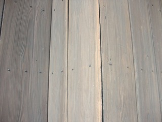 和釘が使用された継ぎ目なしの杉板で作られた外壁