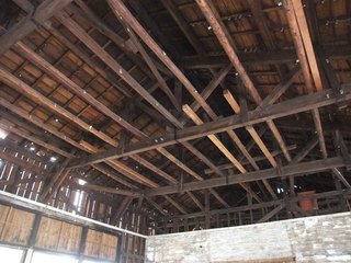 東側事務室部分の屋根裏を下から見上げた様子。屋根軸組が見える。