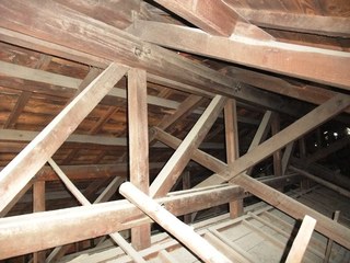 屋根を支えるための骨組みとなる小屋組の様子。太い梁などが見える。