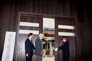 供用開始式で大扉を開ける玉尾掛川駅長、松井掛川市長、保存する会鷲山会長。