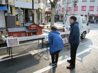 駅舎の模型を覗き込むように見学している参加者ら