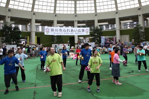 催し物広場で沢山の参加者が体操をしている様子