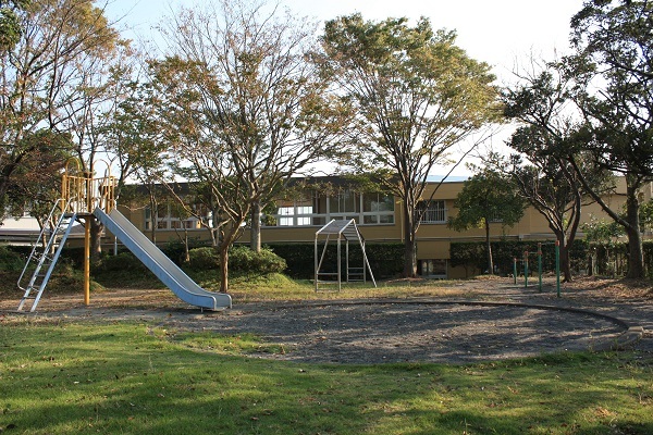 滑り台や砂場、うんていがある葛ヶ丘南公園の様子