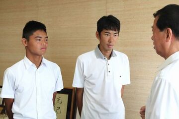 松井市長の前で並ぶ、大石さんと杉山さん