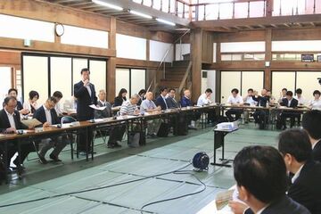 大講堂で、長机を並べて話をしている設立総会の様子。