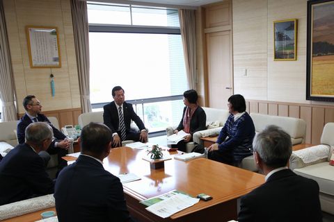 西郷地区や協働遠州のメンバー、市長が椅子に座って話をしている様子