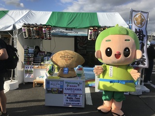 掛川市PRブースとご当地キャラの茶のみやきんじろうくん