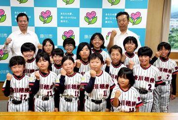 カメラに向かってガッツポーズをする掛川桔梗ソフトのメンバーらの写真