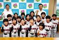 白地に黒のストライプのユニフォームを着た、掛川桔梗女子ソフトの選手たちが表敬訪問した時の様子。