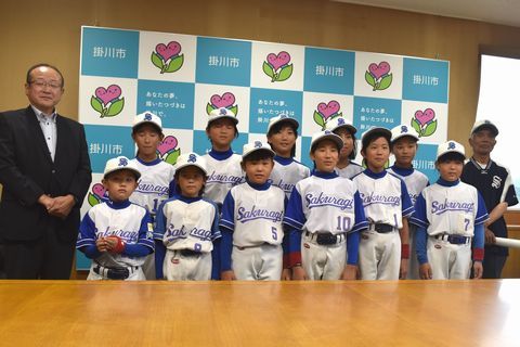 白地に青色のユニフォームを着た、掛川桜木女子ソフトの選手たちが表敬訪問した時の様子。