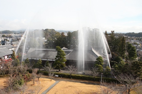 周りから一斉に放水される掛川城御殿