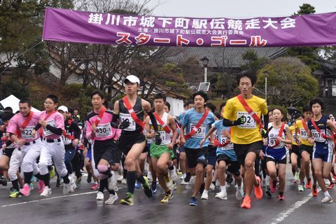 赤いたすきをかけて走り出した大勢の選手