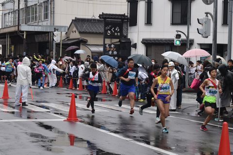 沿道に集まった多くのギャラリーの前を駆け抜ける選手たち