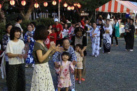 子どもからお年寄りまで、盆踊りを楽しんでいる様子。