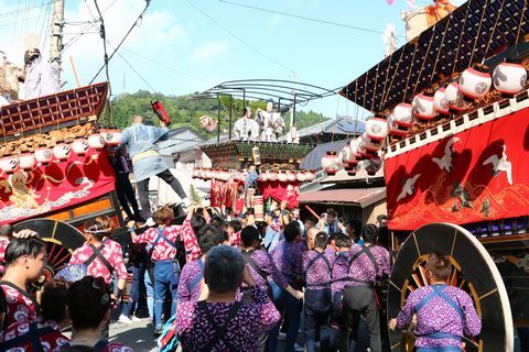 提灯や地域特有の朝顔と呼ばれる格子模様を施した3台の屋台と大勢の若衆