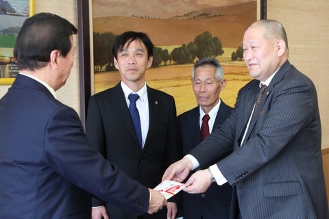寄付金を手渡している3クラブの会長たちと松井市長の写真