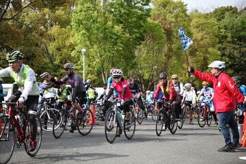 参加者が自転車に乗って走っている様子