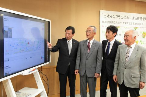 若杉理事長、榑林理事長、鈴木理事長に新システムを紹介する松井市長