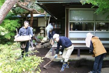 中庭に運んだ土を慣らしている様子