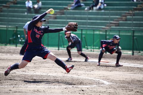 NECプラットフォームズの選手がボールを投げている様子