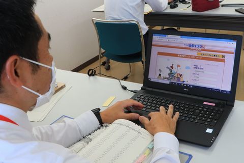 パソコンに向かって学習支援サイトの画面を確認する増田指導主事の写真