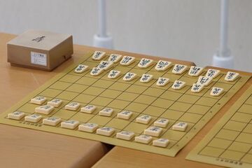 贈呈された将棋盤と駒セットの写真