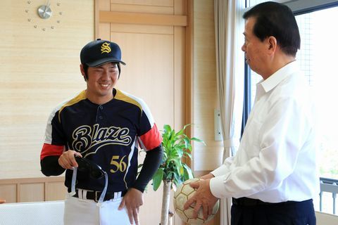 松井市長に意気込みを語る静岡ブレイズの選手の写真。
