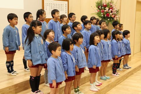 舞台に立ち新園歌を披露する園児たちの様子