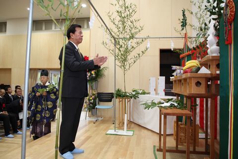 竣工式での神事で手を合わせる松井市長