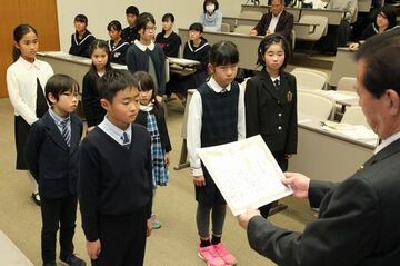 松井市長から表彰状を受け取る小学生入賞者のみなさん