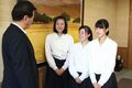 松井市長に大会の活躍を誓う制服姿の3人