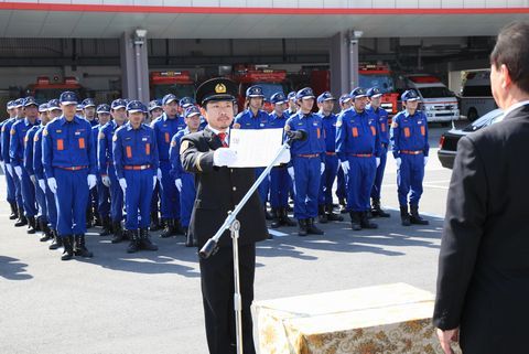 団員たちの前で松井市長に謝辞を述べる萩田分団長