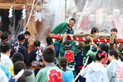 祭りの法被を着た青年たちと屋台