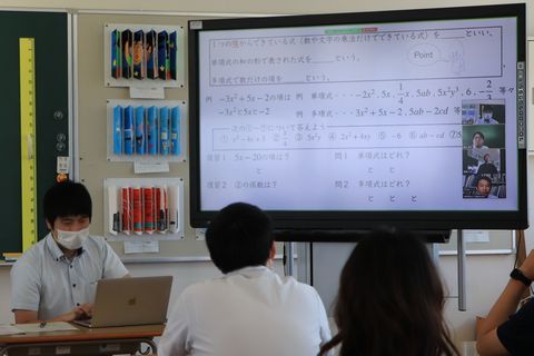 参加者も映った電子黒板でZOOMを利用して模擬授業を行う山中先生の写真