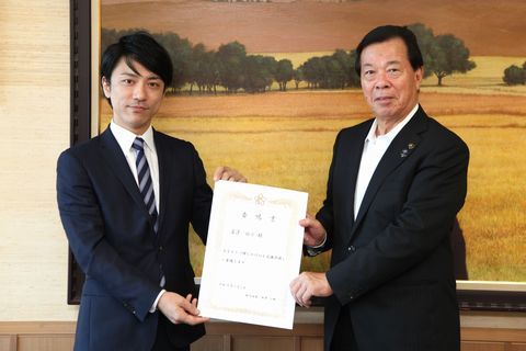 ダンスパフォーマーの森澤祐介さんと松井市長の二人で委嘱書を持っている