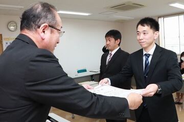 市教育委員会から教育研究論文、最優秀賞受賞者2名への表彰状授与式の様子