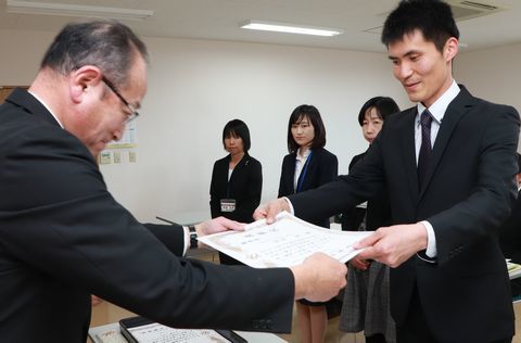 市教育委員会から教育研究論文、優秀賞受賞の教諭や臨時養護教諭の方々への表彰状授与式の様子