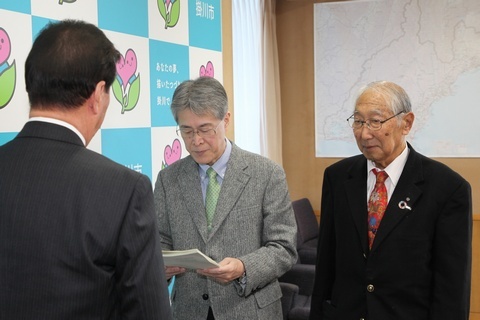 松井市長に答申書を読み上げる日詰会長